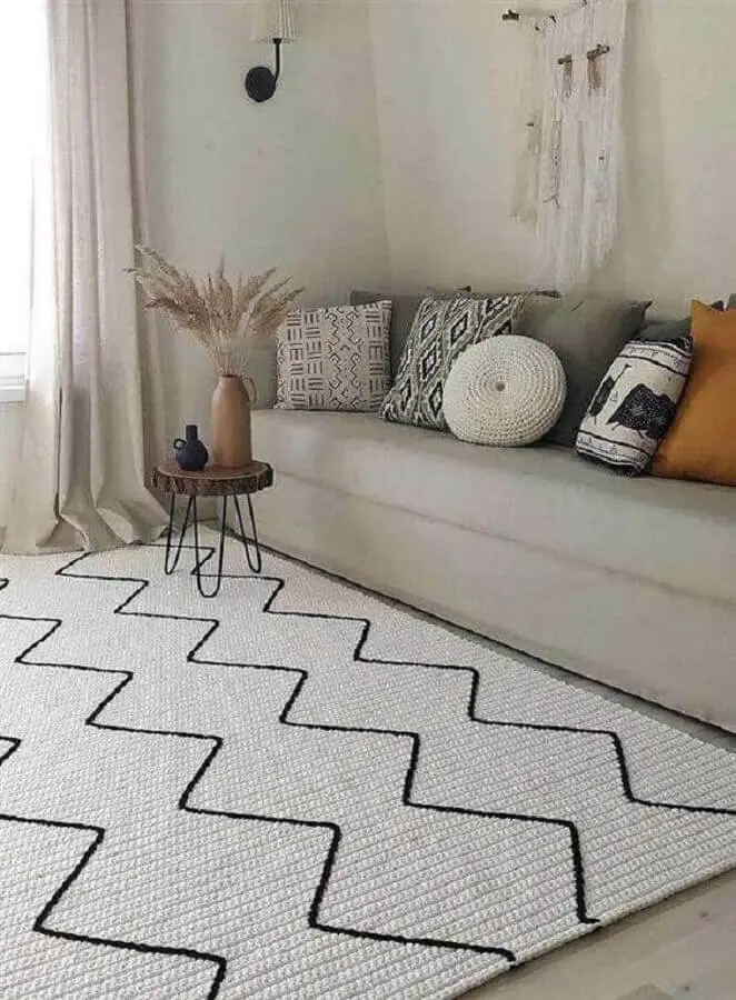 tapete para sala simples decorada com várias almofadas tapete para sala simples decorada com várias almofadas Foto Artesanatop