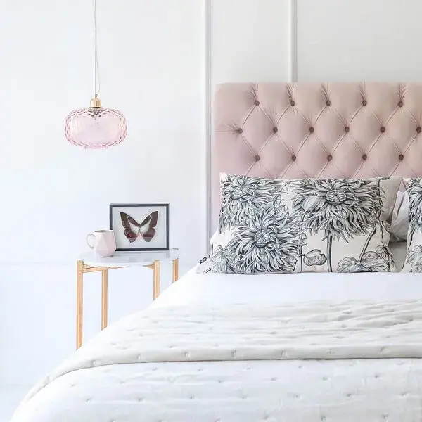 Criado mudo redondo com design delicado complementa a decoração do quarto clean Criado mudo redondo com design delicado complementa a decoração do quarto clean