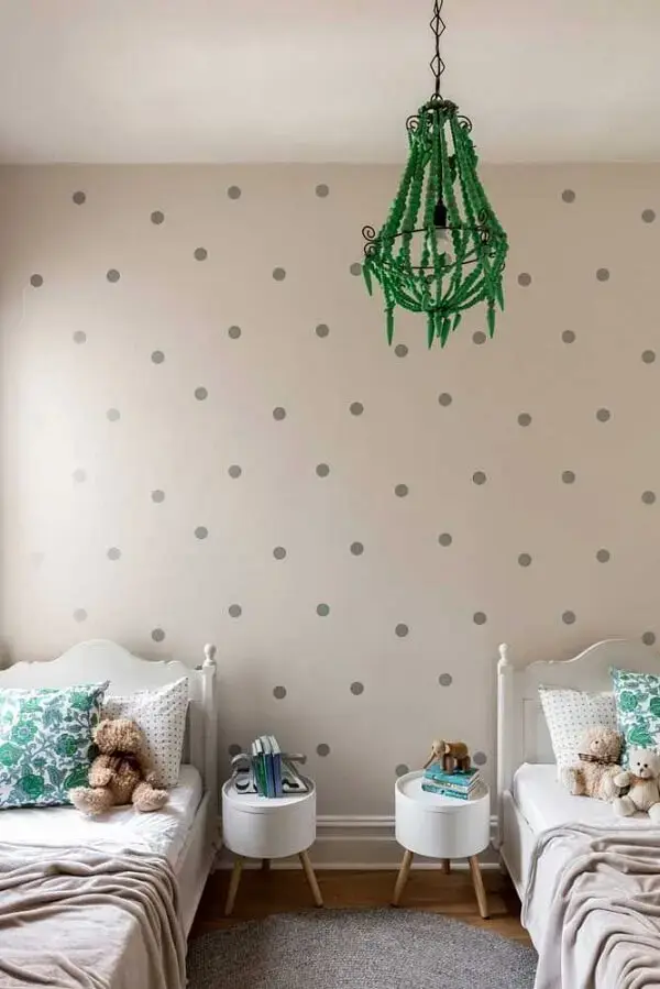 O quarto infantil também aderiu ao estilo retrô e optou por usar dois modelos iguais com pé palito O quarto infantil também aderiu ao estilo retrô e optou por usar dois modelos iguais com pé palito