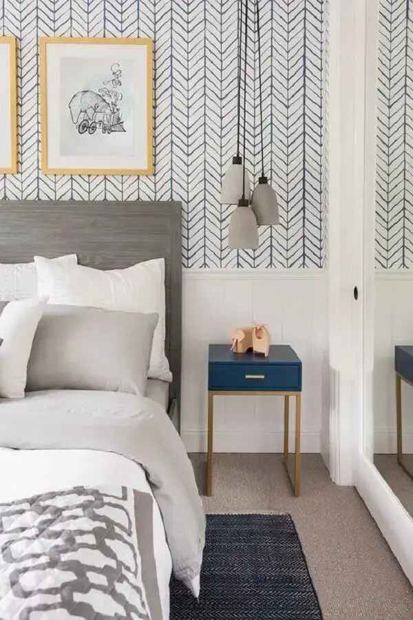 decoração de quarto com papel de parede e mesa de cabeceira colorida com design minimalista decoração de quarto com papel de parede e mesa de cabeceira colorida com design minimalista Foto Fashionismo