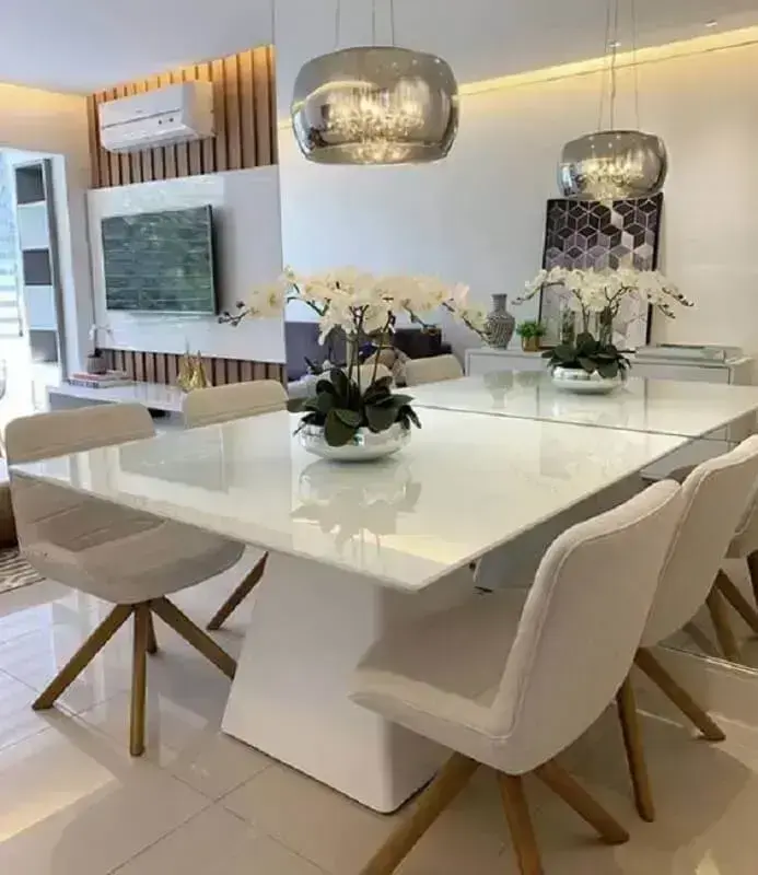 Decoração sofisticada com lustre de vidro e mesa de jantar pequena quadrada Decoração sofisticada com lustre de vidro e mesa de jantar pequena quadrada Foto Pinterest