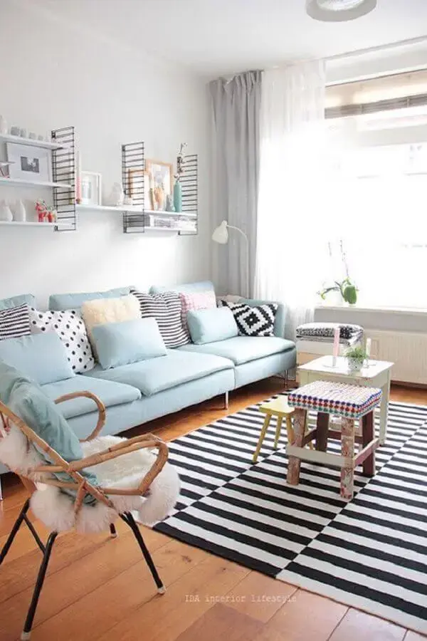 sofá azul candy colors para decoração de sala com tapete listrado preto e branco sofá azul candy colors para decoração de sala com tapete listrado preto e branco Foto Danielle Noce