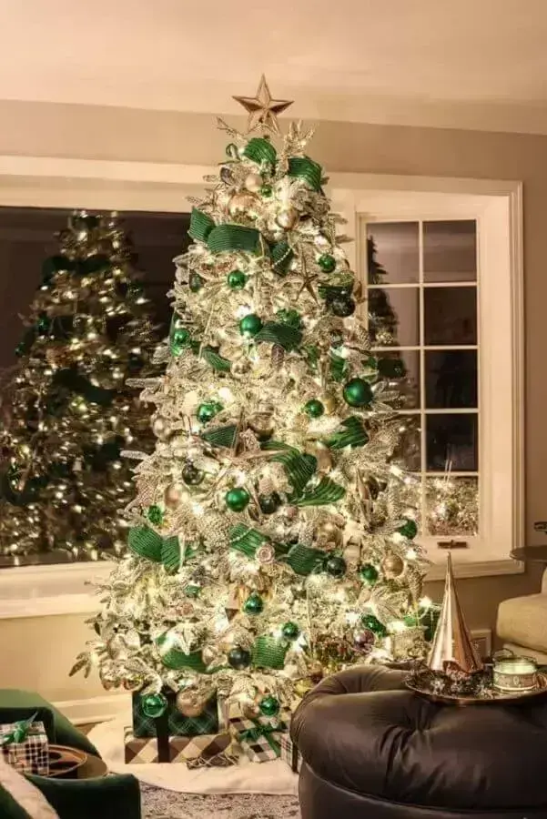 árvore de natal grande decorada com enfeites verdes árvore de natal grande decorada com enfeites verdes Foto The Cottage Journal