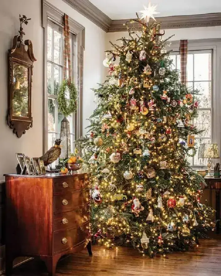 decoração com árvore de Natal grande e cheia decoração com árvore de Natal grande e cheia Foto The Cottage Journal