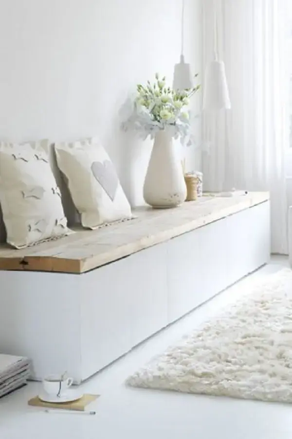 Decoração clean e minimalista com sofá baú