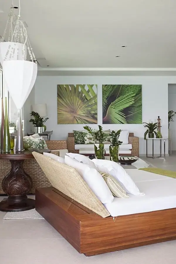 Sofá de sisal e quadros coloridos decoram o espaço