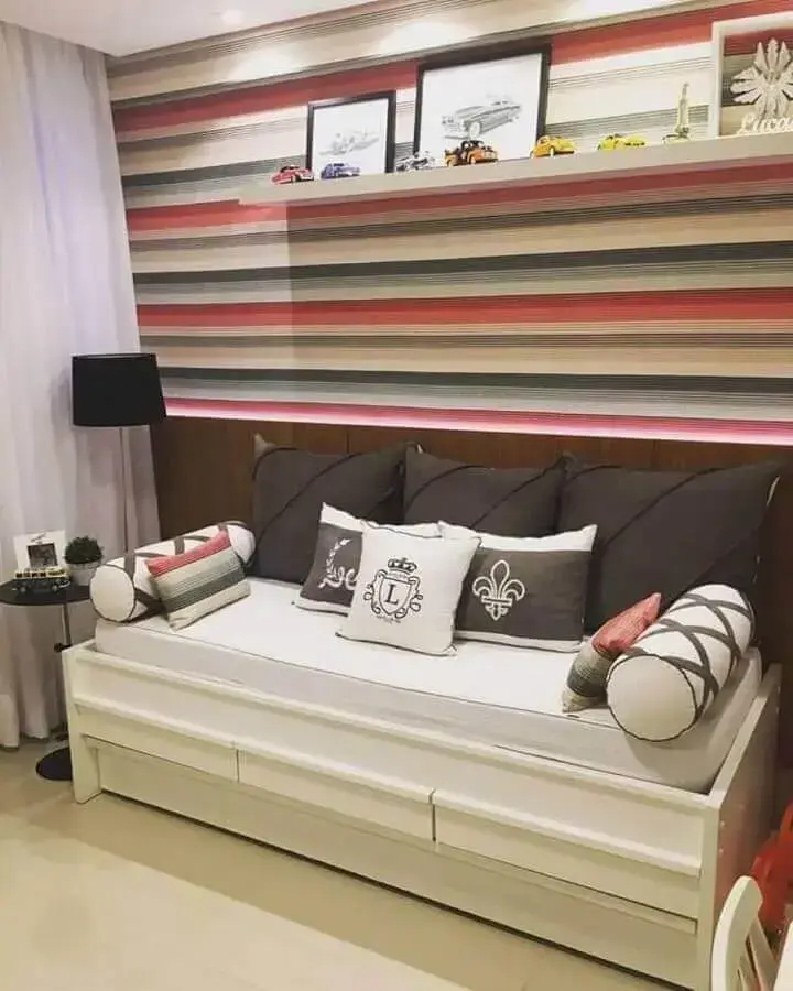 decoração de quarto com papel de parede colorido listrado decoração de quarto com papel de parede colorido listrado Foto Soraya Mendes
