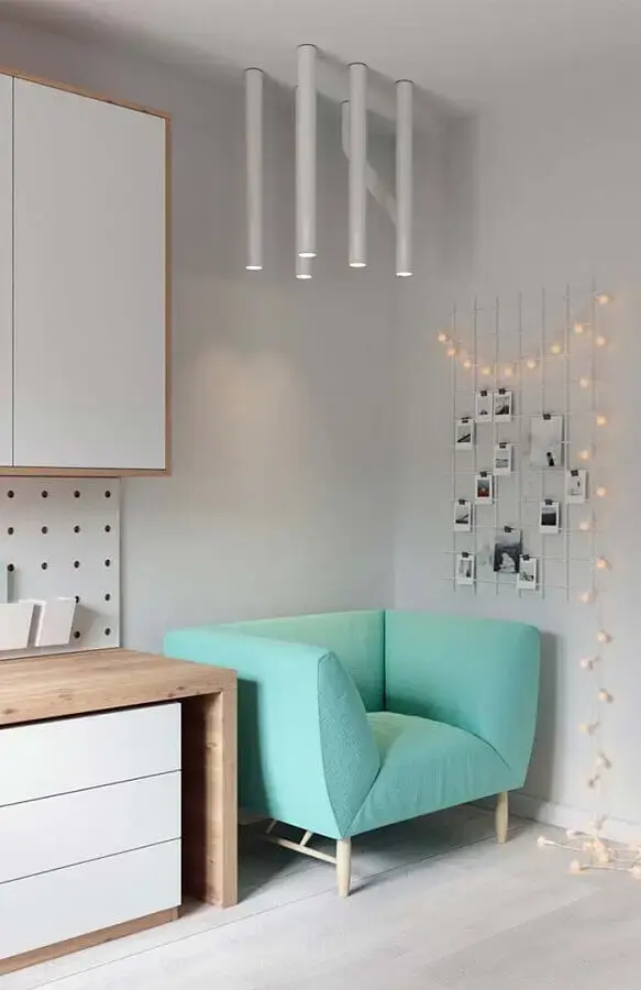 decoração minimalista com poltrona colorida moderna Foto Pinterest