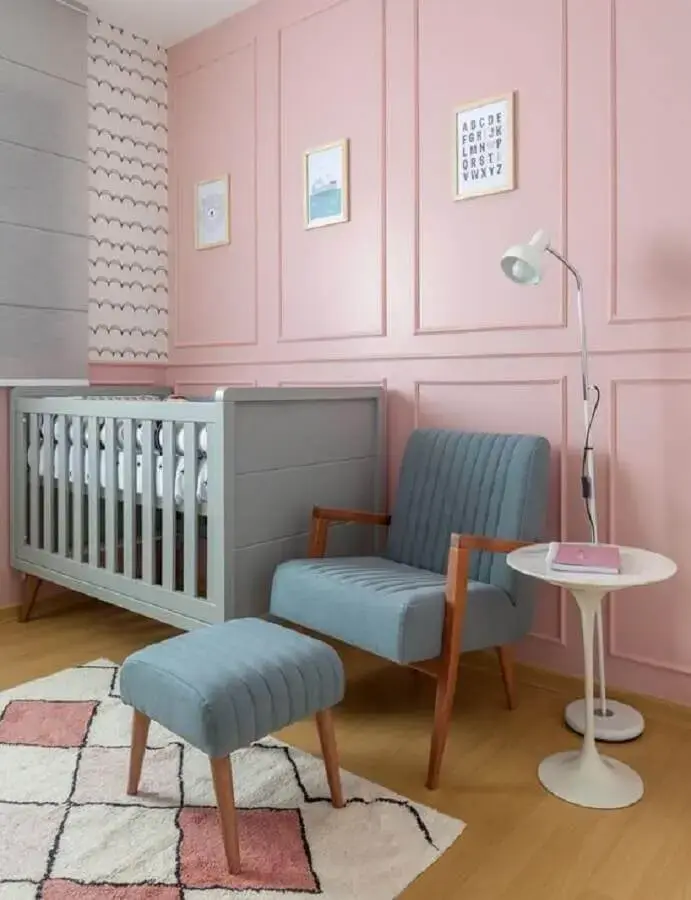 quarto de bebê cor de rosa decorado com poltrona colorida azul claro Foto Amis Arquitetura e Decoração