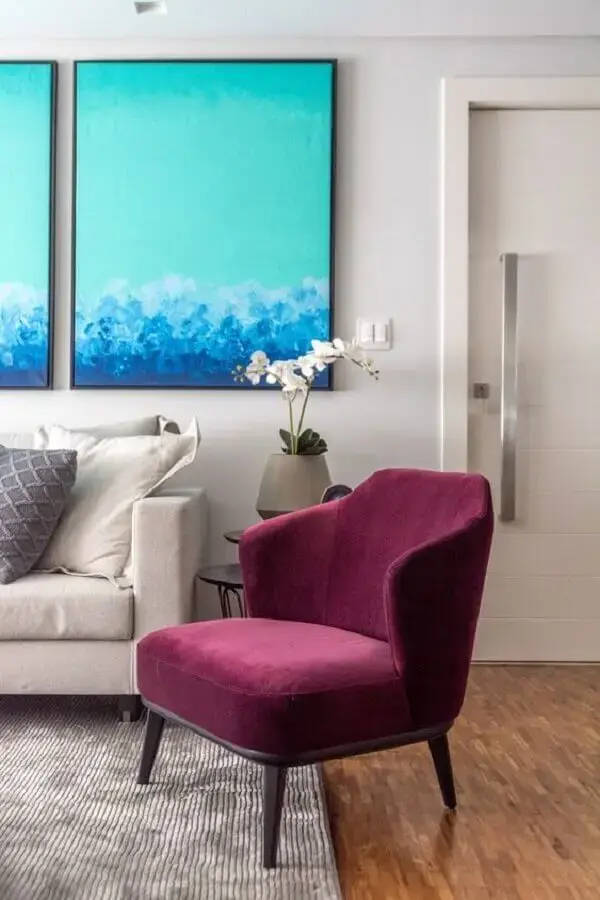 sala cinza decorada com quadro azul e poltrona colorida bordô Foto Spaço Interior Arquitetura