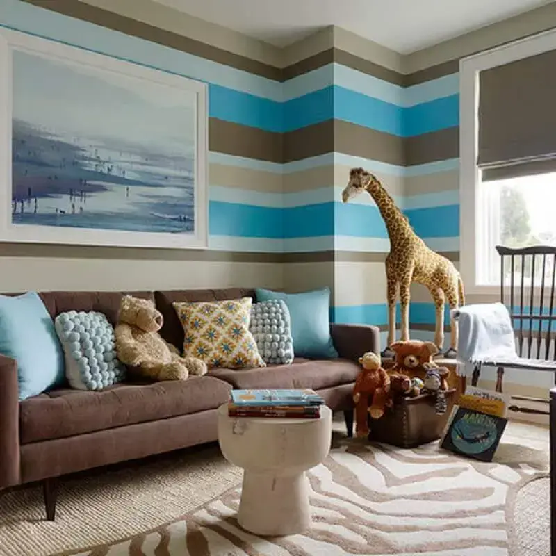sala decorada com sofá marrom e papel de parede colorido listrado sala decorada com sofá marrom e papel de parede colorido listrado Foto DecorPad