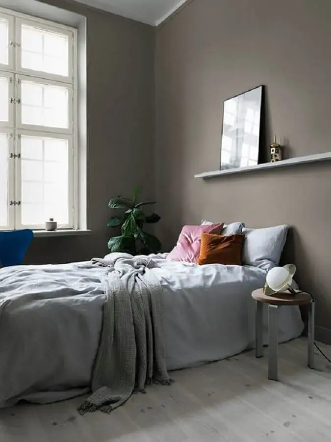 almofadas coloridas para decoração de quarto de solteiro minimalista almofadas coloridas para decoração de quarto de solteiro minimalista Foto Residence Magazine