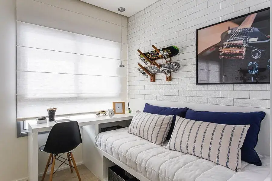 decoração com quadro para quarto masculino solteiro todo branco com parede de tijolinho decoração com quadro para quarto masculino solteiro todo branco com parede de tijolinho Foto Sesso e Dalanezi Arquitetura