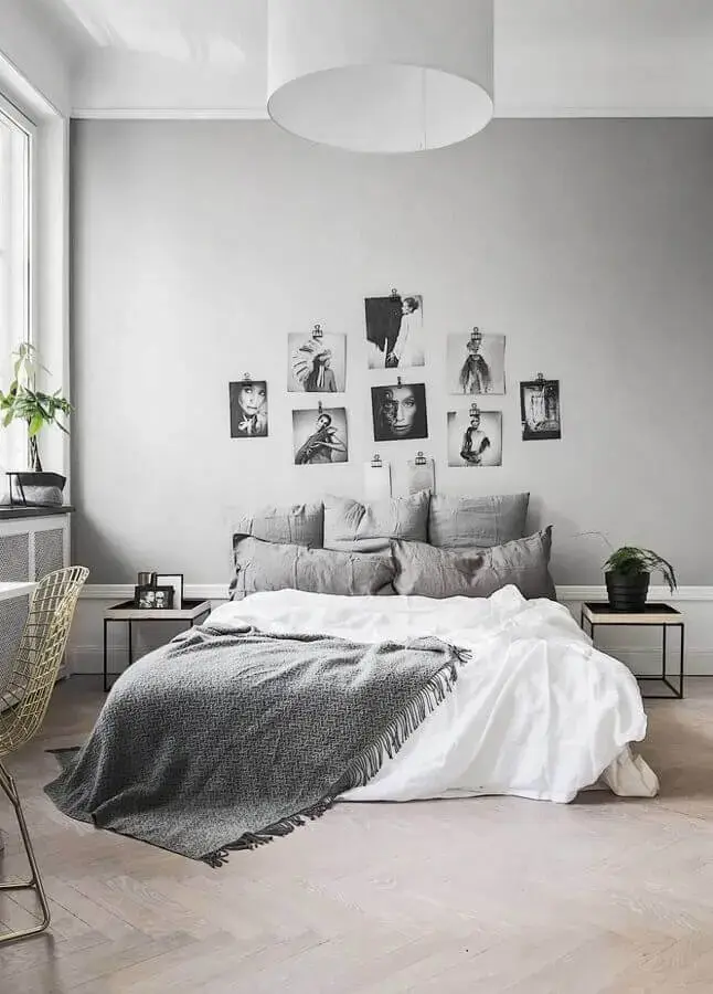 decoração de quarto minimalista com foto preto e branco na cabeceira da cama decoração de quarto minimalista com foto preto e branco na cabeceira da cama Foto Decorholic