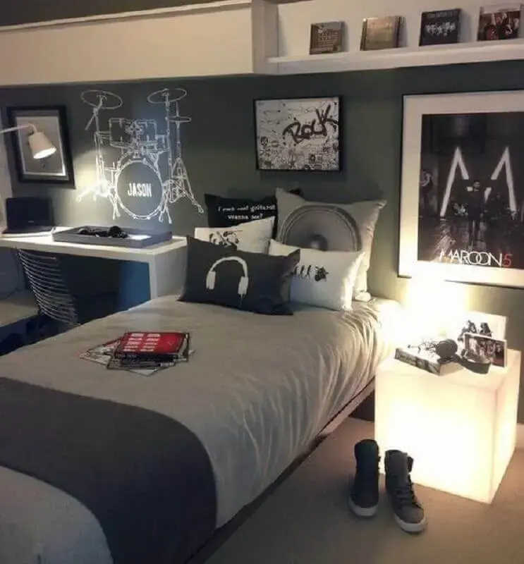 decoração em tons de cinza com quadros para quarto masculino jovem decoração em tons de cinza com quadros para quarto masculino jovem Foto Pinterest