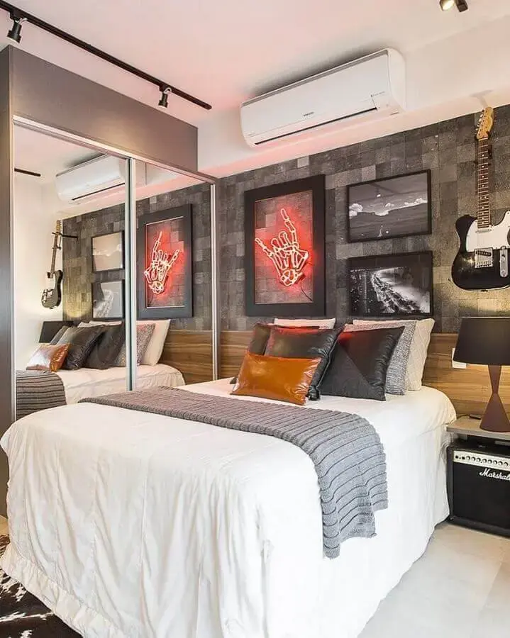 decoração moderna com quadros para quarto masculino jovem com guarda roupa espelhado decoração moderna com quadros para quarto masculino jovem com guarda roupa espelhado Foto Sesso e Dalanezi Arquitetura