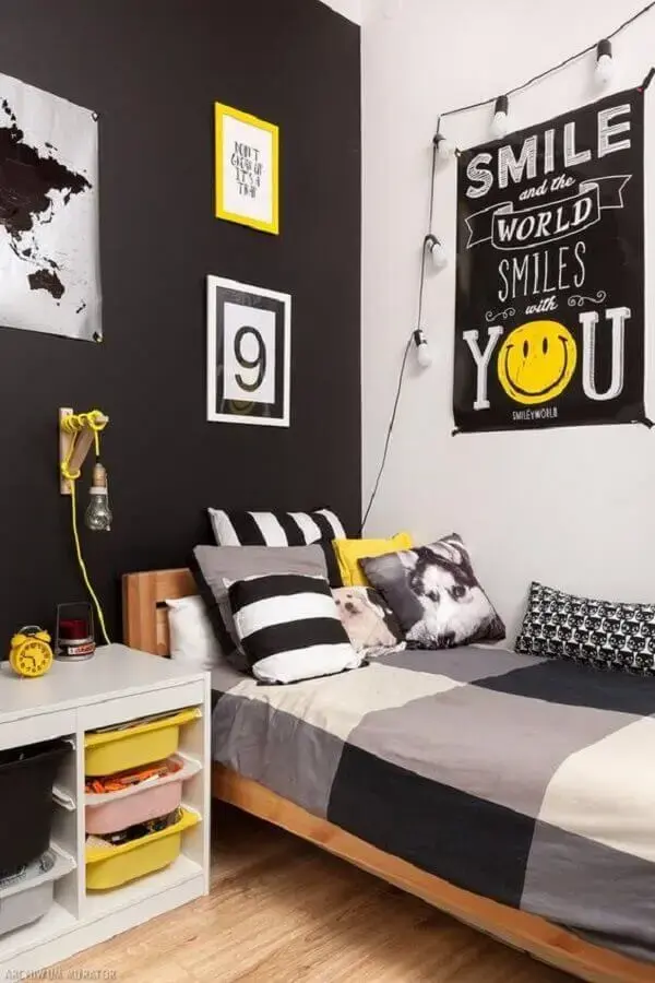 decoração simples com quadro para quarto masculino solteiro com parede preta decoração simples com quadro para quarto masculino solteiro com parede preta Foto Murato