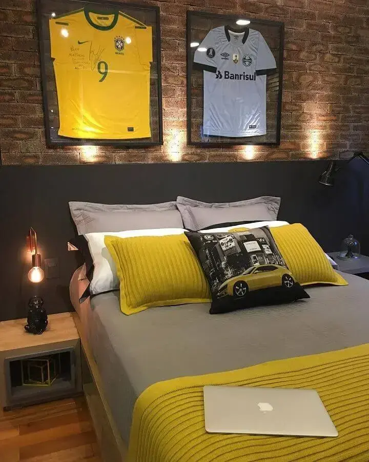 parede de tijolinho à vista com quadro para quarto masculino solteiro parede de tijolinho à vista com quadro para quarto masculino solteiro Foto Laca Estúdio