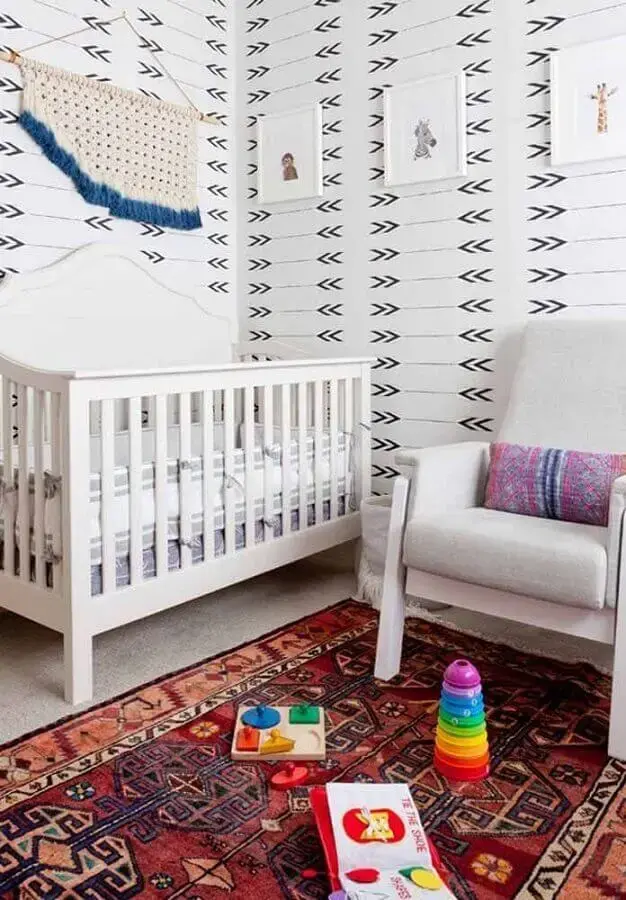 quadros decorativos para quarto de bebê masculino decorado com papel de parede branco quadros decorativos para quarto de bebê masculino decorado com papel de parede branco Foto Pinterest