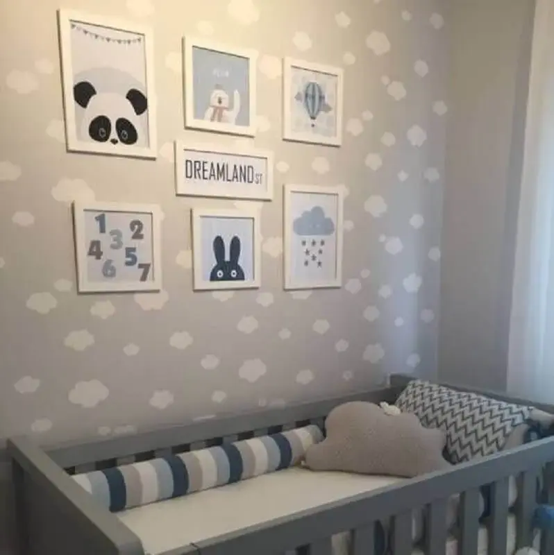 quadros decorativos para quarto de bebê masculino decorado com papel de parede cinza com nuvens quadros decorativos para quarto de bebê masculino decorado com papel de parede cinza com nuvens Foto Solo Infantil