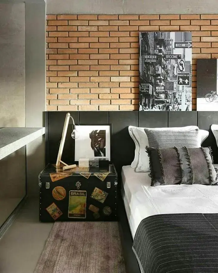 quadros decorativos para quarto masculino decorado com parede de tijolinho à vista quadros decorativos para quarto masculino decorado com parede de tijolinho à vista Foto Simone Saccab