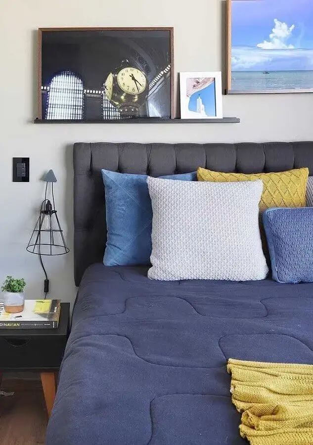 quadros decorativos para quarto masculino decorado com várias almofadas quadros decorativos para quarto masculino decorado com várias almofadas Foto Pinterest