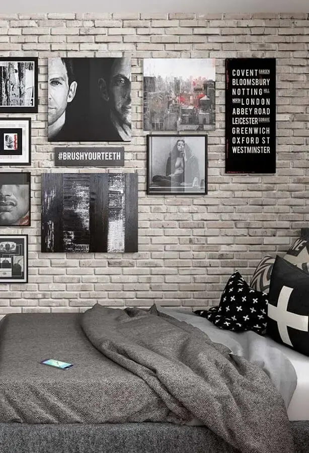 quadros masculinos para quarto com papel de parede tijolinho quadros masculinos para quarto com papel de parede tijolinho Foto Dcore Você