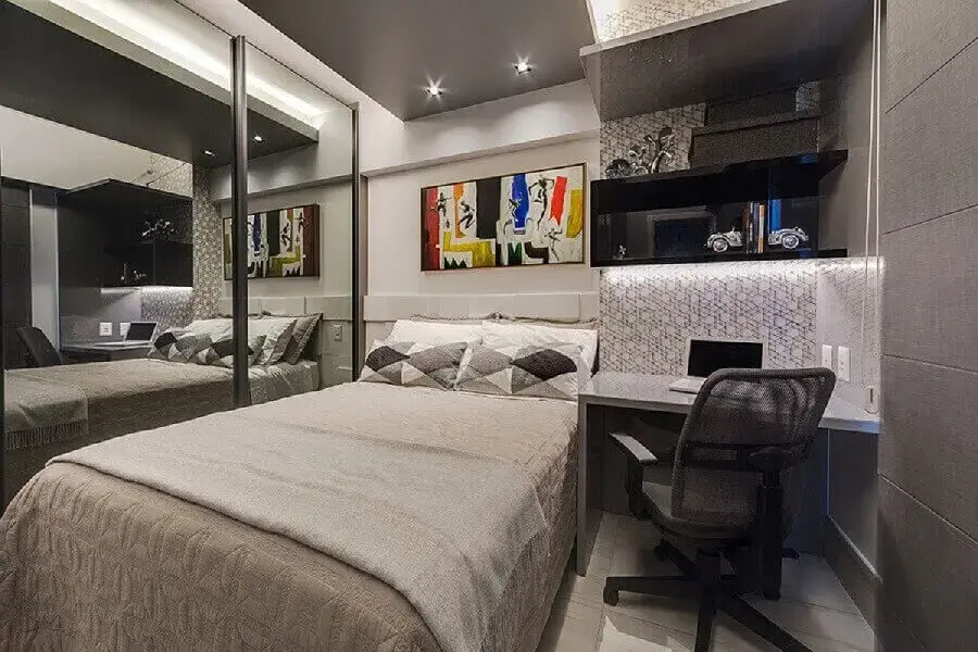 quadros para quarto masculino jovem decorado em tons de cinza com guarda roupa espelhado quadros para quarto masculino jovem decorado em tons de cinza com guarda roupa espelhado Foto Tânia Povoa