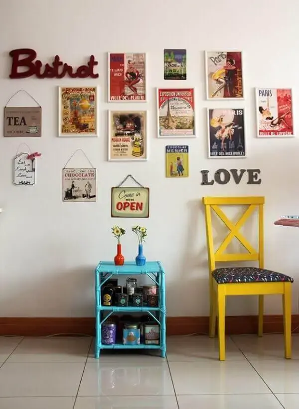 Quadros e placas decorativas vintage são perfeitos para complementar a decoração da parede