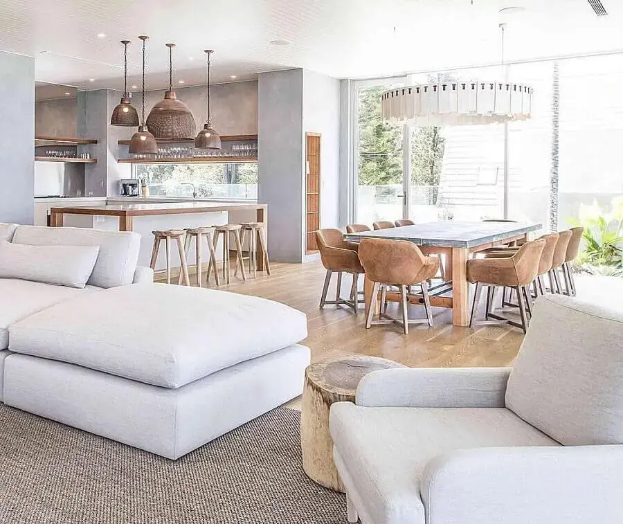 decoração clean de casa conceito aberto com móveis de madeira clara e parede de cimento queimado decoração clean de casa conceito aberto com móveis de madeira clara e parede de cimento queimado Foto Casa Très Chic