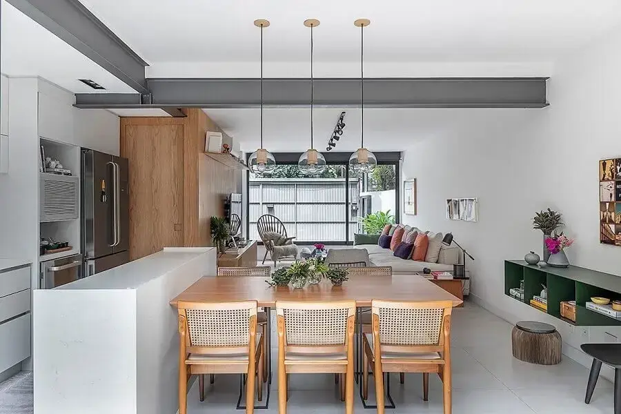 decoração moderna com pendente de vidro para casa em conceito aberto decoração moderna com pendente de vidro para casa em conceito aberto Foto Casa de Valentina