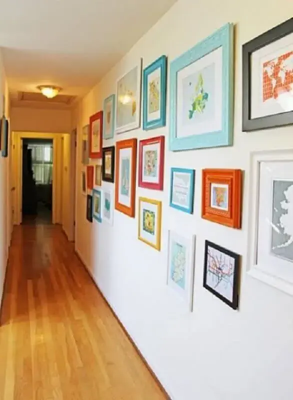 decoração simples com quadros coloridos para corredor Foto Doce Obra
