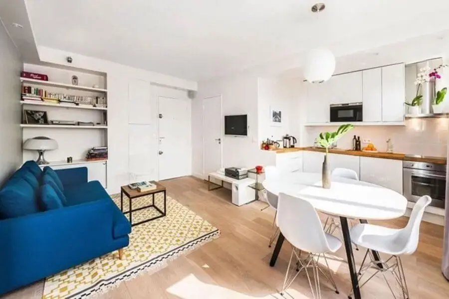 decoração simples com sofá azul para casa conceito aberto toda branca decoração simples com sofá azul para casa conceito aberto toda branca Foto Idealista