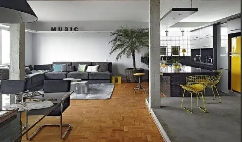 piso de madeira para casa conceito aberto cinza piso de madeira para casa conceito aberto cinza Foto Estúdio Doisa