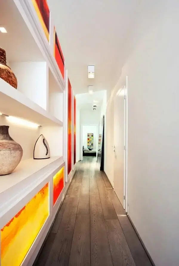 A luminária para corredor branca traz neutralidade ao ambiente com portas de armários coloridos e vibrantes