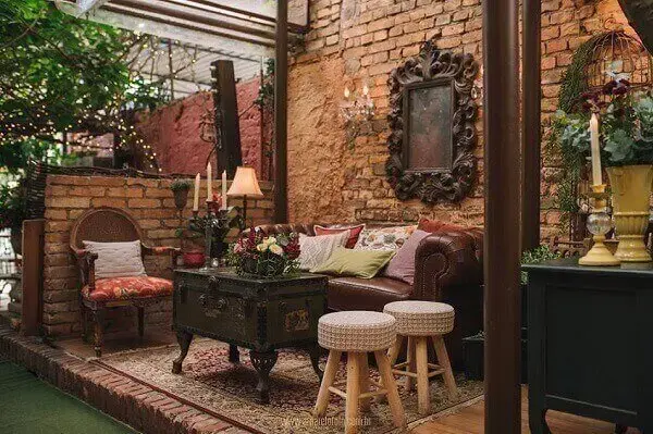 O espelho com moldura vintage decora o salão de festa do casamento