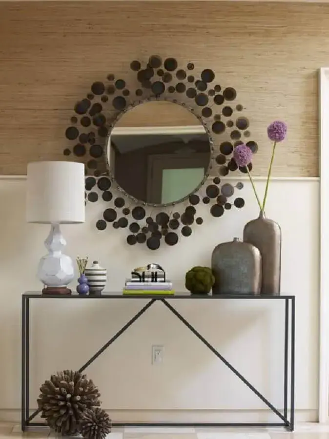 aparador pequeno minimalista decorado com abajur branco Foto Lolafá