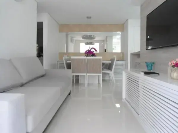 Sala de estar com porcelanato branco