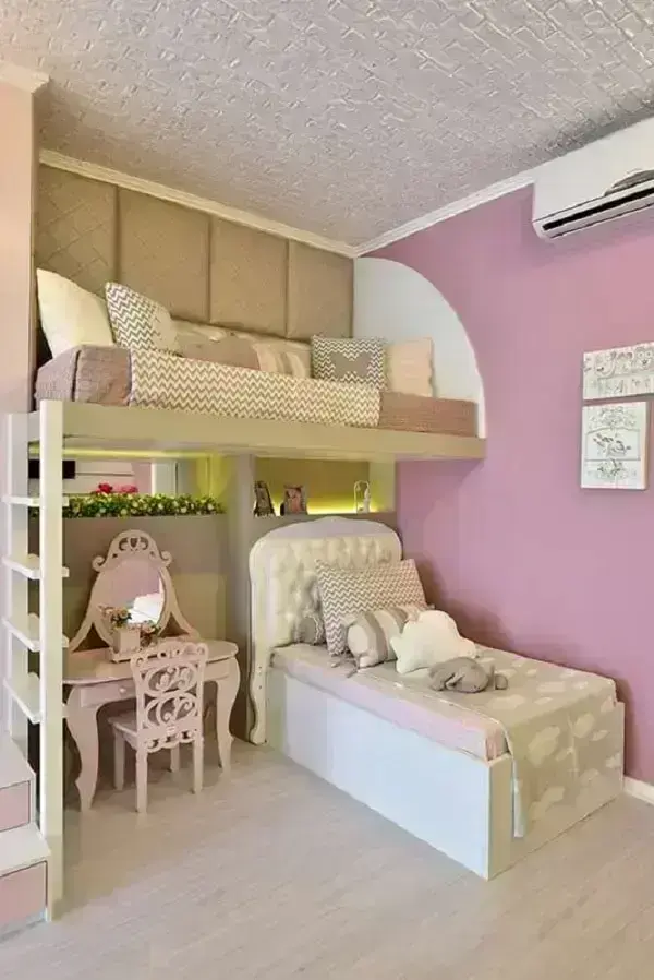 A penteadeira rosa bebê se encaixa perfeitamente nesse dormitório A penteadeira rosa bebê se encaixa perfeitamente nesse dormitório