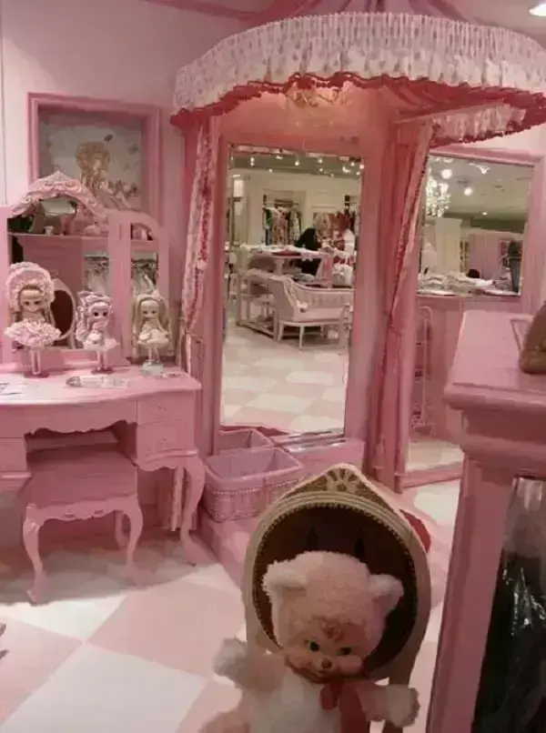 A penteadeira rosa serve de apoio para as bonecas colecionáveis A penteadeira rosa serve de apoio para as bonecas colecionáveis
