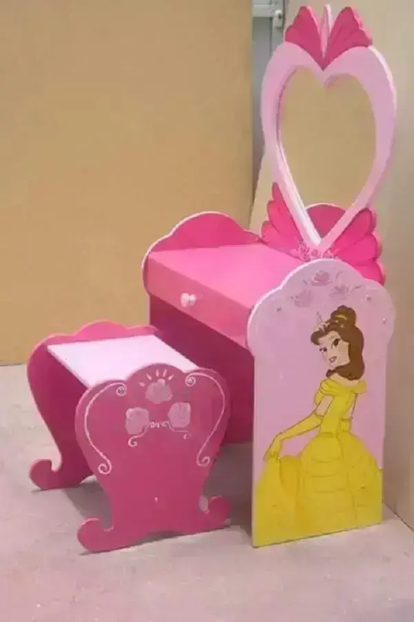 As crianças adoram a penteadeira rosa infantil das princesas As crianças adoram a penteadeira rosa infantil das princesas