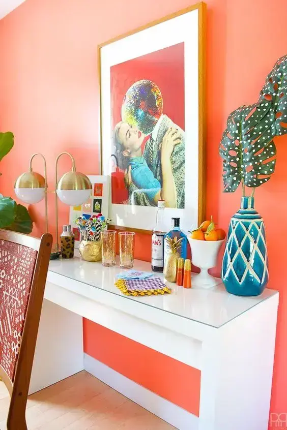 Decoração cor coral com quadro colorido Decoração cor coral com quadro colorido