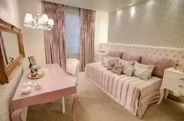 Modelo de penteadeira rosa com design clássico Modelo de penteadeira rosa com design clássico