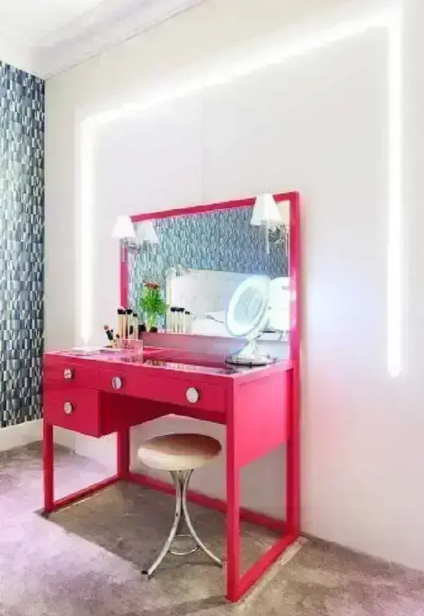 Modelo de penteadeira rosa pink se destaca na decoração desse dormitório Modelo de penteadeira rosa pink se destaca na decoração desse dormitório
