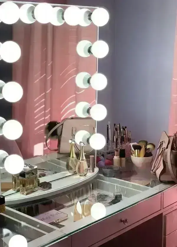 Penteadeira camarim rosa com tampo de vidro facilita a visualização dos itens no móvel Penteadeira camarim rosa com tampo de vidro facilita a visualização dos itens no móvel