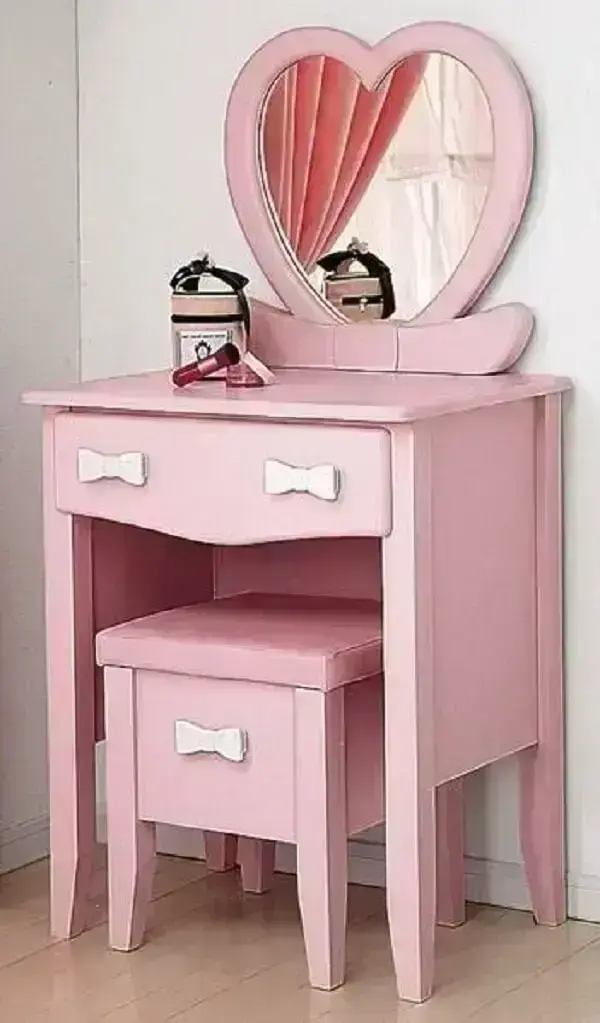 Penteadeira cor de rosa com puxadores em forma de laços é pura fofura Penteadeira cor de rosa com puxadores em forma de laços é pura fofura