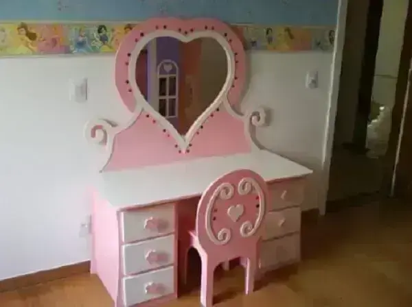 Penteadeira infantil rosa e branca com espelho em formato de coração Penteadeira infantil rosa e branca com espelho em formato de coração