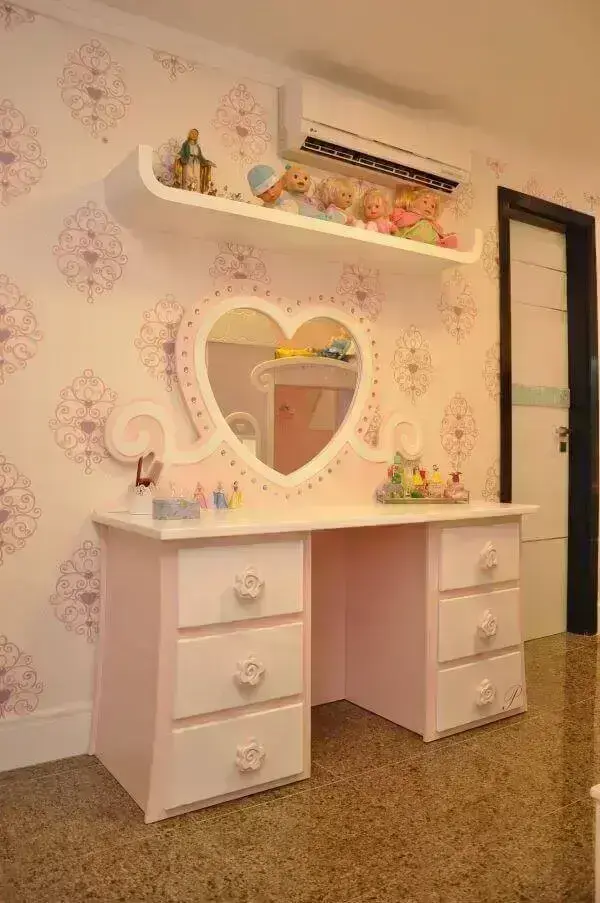 Penteadeira rosa bebê infantil com espelho em formato de coração Penteadeira rosa bebê infantil com espelho em formato de coração