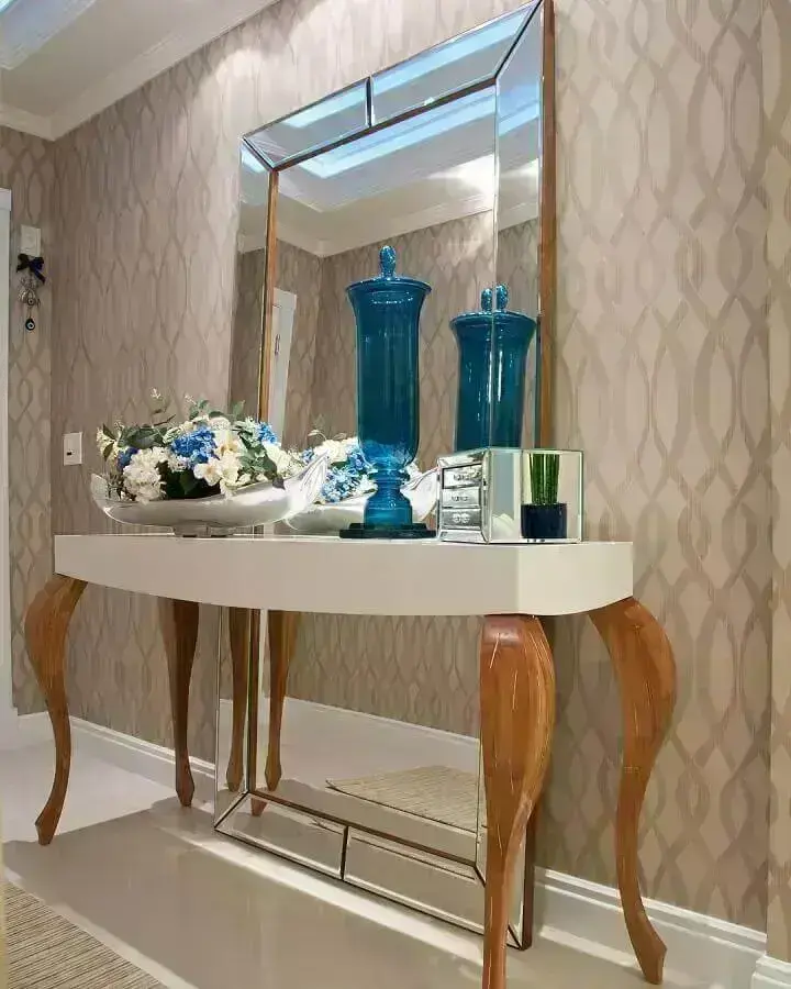 Decoração com espelho grande de chão e aparador branco vintage