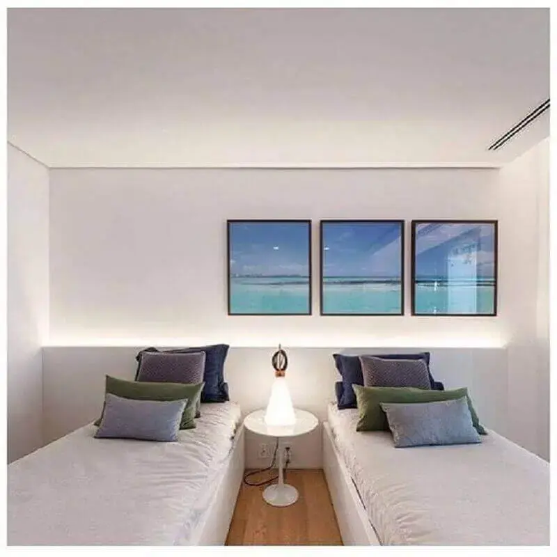Decoração minimalista com almofadas para quarto de solteiro todo branco Decoração minimalista com almofadas para quarto de solteiro todo branco